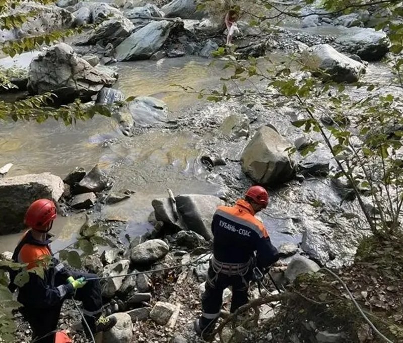 Спасатели сняли туристку с камня посреди реки Мзымты в Красной Поляне &quotКубань-СПАС&quot