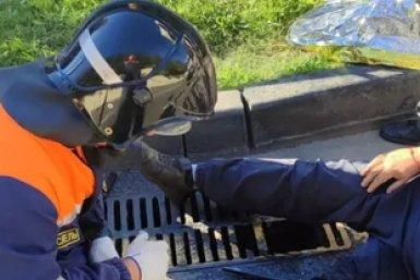 Спасатели Сочи бензорезом вызволили рабочего из ловушки дождеприемника