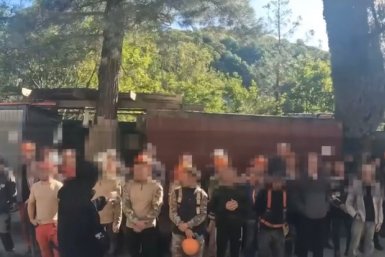 В Сочи на стройке выявили нарушения у 21 иностранного работника Скриншот видео пресс-службы Главного управления Росгвардии по Краснодарскому краю