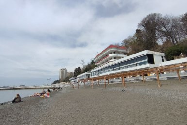 Пляжи курорта Сочи вновь доступны для отдыхающих после налета на танкер Юлия Кучинина