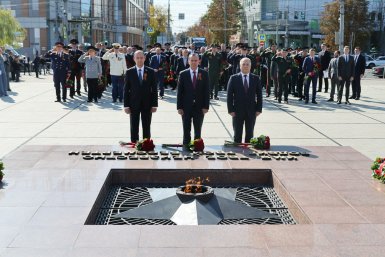 Губернатор Кондратьев и ветераны возложили цветы к Вечному огню в Краснодаре