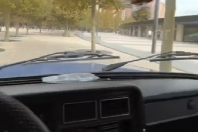 В Краснодаре наказали лихача за езду на авто по тротуарам парка Галицкого Скриншот видео из соцсетей