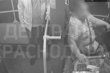 Запись из автобуса Краснодара показала правду о конфликте водителя и школьницы Скриншот видео дептранса Краснодара