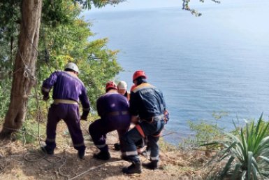 В Сочи мужчина сорвался с обрыва и зацепился за куст Пресс-служба Краснодарской краевой аварийно-спасательной службы &quotКубань-СПАС&quot