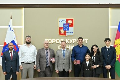 Многодетным отцам в Сочи вручили почетные знаки Пресс-служба администрации Сочи