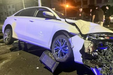 В Краснодаре автомобиль снес урну и вылетел на трамвайные пути max.ru/id2309070455_gos