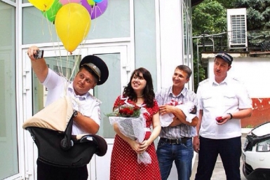 Хеппи энд после ночных гонок; ДПСники Краснодара навестили свою &quotкрестницу&quot в роддоме Фото из соцсетей - Александр Богатырев