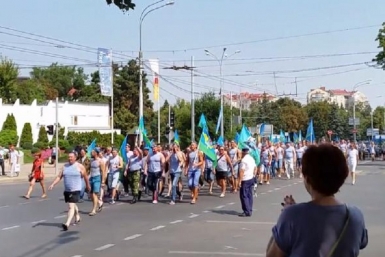 В день ВДВ десантники парализовали движение транспорта в Краснодаре Кадр из видео (автор Евгений Калмыков) на видеохостинге youtube