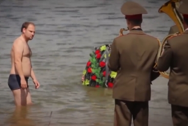 скриншот видео в соцсети Флешмоб с реквиемом устроили в назидание всем, кто любит &quotзакладывать за воротник&quot 