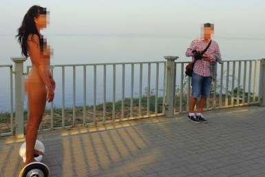 Фотосессия в стиле &quotню&quot: голая девушка прокатилась на гироскутере по Анапе Группа &quotТипичная Анапа&quot в социальной сети &quotВКонтакте&quot