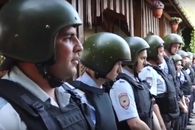 Скандальное видео задержания кубанских протестующих фермеров под Ростовом появилось в сети Кадр из видео с видеохостинга youtube, автор &quotБлокнот-Краснодар&quot