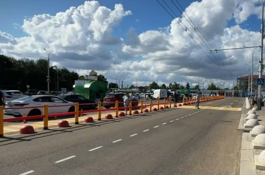 Совет ИИ обошелся туристке в 38 тысяч рублей на парковке аэропорта Краснодара Скриншот видео пресс-службы аэропорта Краснодара